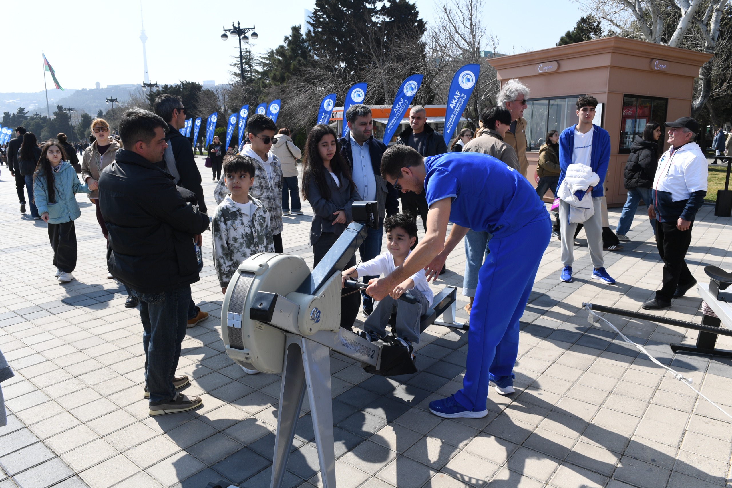 Bakıda Xəzərin suları avarçəkmə və yelkənli qayıqlarla bəzəndi (FOTO)